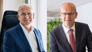 Die Softwareanbieter Two S und Keyloop kooperieren. Im Bild: Rainker Linke, Geschäftführer Two S (l.), und Rick Kruidener, bei Keyloop für das strategische Partnerprogramm zuständig. (Bild: Two S/Keyloop)