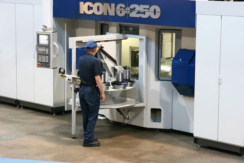 Bild 3: Die Beladung kann wahlweise manuell, halbautomatisch mittels Palettenbahnhof oder vollautomatisch mit Roboter erfolgen. Bild: Icon (Archiv: Vogel Business Media)