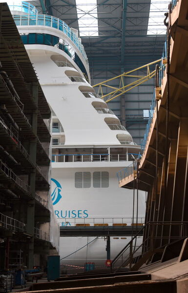 Ein erster Blick auf das aktuelle Kreuzfahrtschiff im Baudock der Mayer Werft. Es ist noch nicht sichtbar, welches Schiff es ist, aber es ist riesig! (Stefanie Michel)