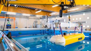 Das Unterwasserfahrzeug über einer Forschungsplattform mit Schwenkkran. (Bild: Fraunhofer IOSB-AST)