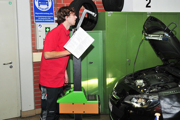 Peter Frohreich aus Mecklenburg-Vorpommern diagnostiziert hier die Fehler in dem AFL-Lichtsystem eines Opel Astra. (Foto: Schmidt)