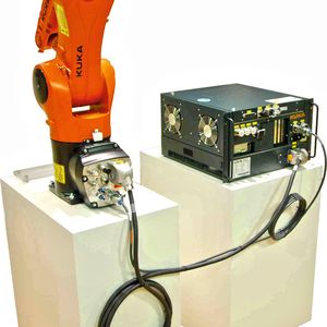 Neben einem Han-Yellock 30 zur Leistungsübertragung bleibt am Fuß des Roboters genügend Platz für einen weiteren Steckverbinder zur Übertragung von Signalen und/oder Daten.