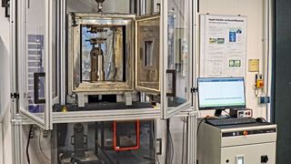 Prüfung von Werkstoffen unter crashartiger Beanspruchung. (Zwick-Roell)