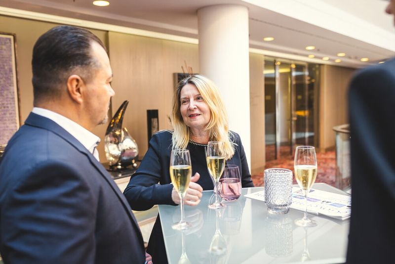 Nadja Kwaß-Benkow (Materna) im Gespräch mit Harald Czelnai (Co-Publisher eGovernment). (© Offenblen.de)