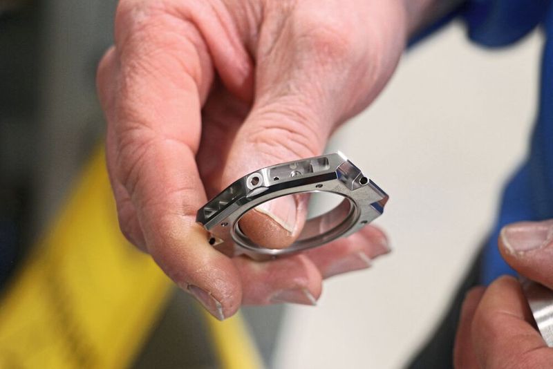 Je mehr Bohrungen, Taschen und Einstiche das Uhrgehäuse enthält, desto mehr bietet sich die Fertigung auf der neuen Biglia B 620YS an. (Bild: teamtec)