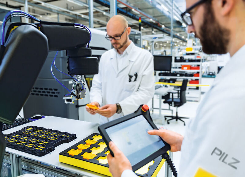 Die sichere Robotik ist einer der Zukunftsmärkte des Automatisierungsunternehmens Pilz.  (Pilz GmbH & Co. KG / Wolfgang Schlabschi)