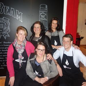 Das Grill-Team des Abends: (v. l.) Janet Spacey, Spacey PR, Lilli Kos, IT-BUSINESS, Ivonne Schlottmann, Webinstore, Hans Christian Asemissen und Sabrina Hoefs, ALSO.(Bild: IT-BUSINESS)