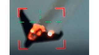 Hier hat ein Drohnenabwehrsystem ein Ziel erfasst und getroffen! Was heute noch mit konventioneller Munition oder Raketen geschieht, übernehmen vielleicht bald Hochleistungslaser. Dann wären sogar schnell fliegende Geschosse nicht mehr sicher, wie Rheinmetall betont ... (Bild: Ursldomasz)