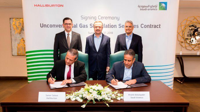 Saudi Aramco CEO Amin H. Nasser (standing center), Halliburton CEO Jeffrey A. Miller (standing first from L) and Saudi Aramco Sr. VP for Upstream Mohammed Y. Al Qahtani (standing first from R), attended the signing ceremony for unconventional gas stimulation services contract on May 27, 2018 at Saudi Aramco headquarters in Dhahran, Saudi Arabia. (Saudi Aramco)