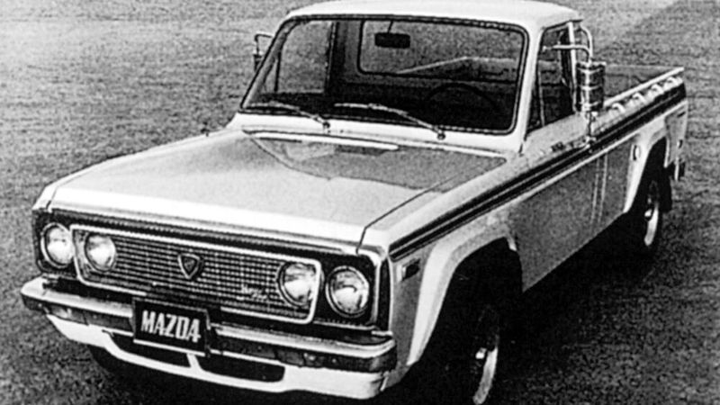 Der Mazda Rotary Pick-up (REPU) wurde zwischen 1974 und 1977 gebaut, wobei für die USA und Kanada etwas mehr als 15.000 Exemplare produziert wurden. Mit einem 1,3-Liter-13B-Vierfachvergasermotor mit vier Kanälen, ausgestellten Kotflügeln und markanten runden Rücklichtern war der REPU der weltweit erste – und einzige – Pick-up mit Wankelmotor. (Bild: Mazda)