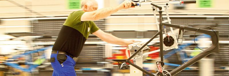 Platz 1: Das „Bike Promobil“ von Roemheld ist ein mobiler Wagen, der sich variabel und ohne Fremdenergie wie Strom oder Hydraulik für sämtliche Montageaufgaben in der Fertigung einsetzen lässt.(Bild:  Roemheld GmbH)