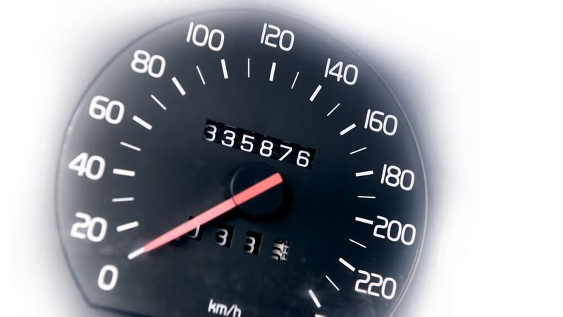 Ein manipulierter Tacho ist der Klassiker unter den Kaufrechtsfällen. Die Differenz zwischen echtem und angegebenem Tachostand darf nur geringfügig sein.(Bild:  © Gerhard Seybert - adobe.stock.com)