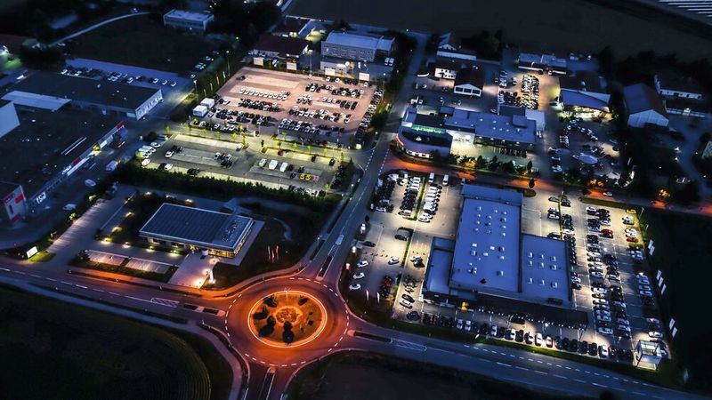 Der Hauptstandort von AVP Autoland in Plattling.(Bild:  AVP)