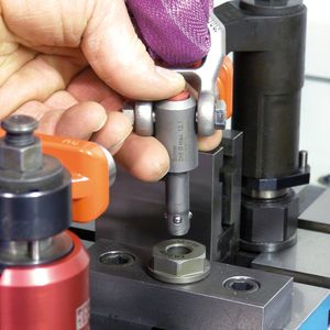 Ein Druck auf den roten Aluminiumknopf löst den selbstsichernden Kugeltragbolzen.