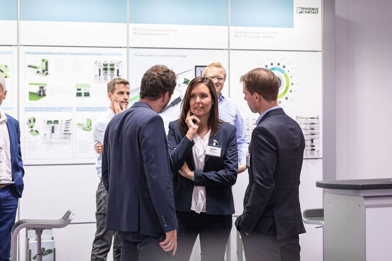 16. Anwenderkongress Steckverbinder: Der SPE-Tag am 4. Juli 2022 zog wieder viele interessierte Zuhörer an. Abgedeckt wurden fast alle Themen im Bereich Single Pair Ethernet vom Standard über das Marktpotenzial, Rückwärtskompatibilität, Schirmung, Messtechnik bis hin zum neuen Standard SPE M12 Hybrid. (Bild: Elektronikpraxis)