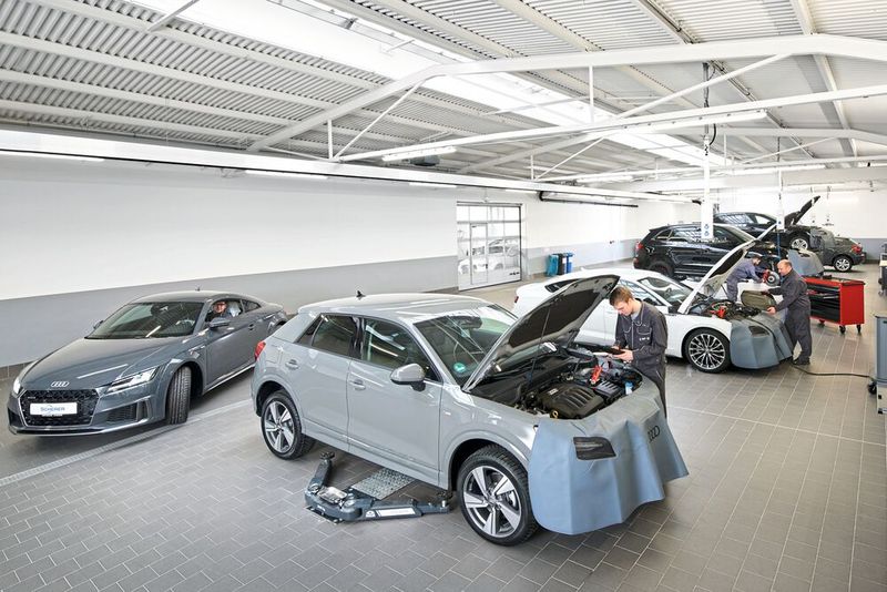 Neben dem Schauraum stand die Einrichtung einer markenexklusiven Werkstatt im Zentrum der Überlegungen. Zudem entstand in dem Neubau der erste reine Arbeitsplatz für die E-Mobilität in der Gruppe. (Bild: Scherer-Gruppe)