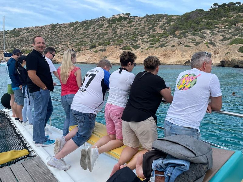 Zwischenstopp zum Baden und Grillen vor der Küste von Mallorca während des Seminars „Führen und lenken auch bei Gegenwind“ auf einem Katamaran (Bild: Synaxon)