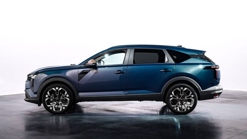 Optisch setzt Dacia auf eine lange, gerade Schulterlinie, die LED-Tagfahrlichter und Rückleuchten in neuer T-Signatur miteinander verbindet. (Bild: Dacia)