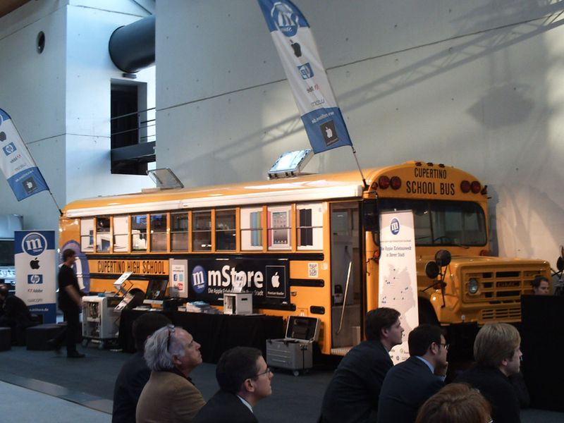 Auf der Learntec-Messe stellte Apple seine Angebote in einem alten amerikanischen Schulbus aus. Cupertino heißt der Firmensitz im Silicon Valley. (Bild: Michael Matzer)