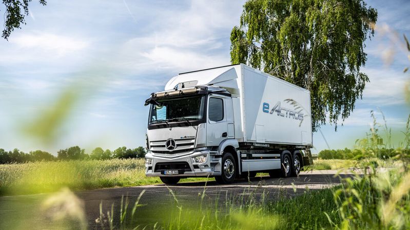 Ab 2030 werden Kleinlaster, mittelschwere und schwere Lkw, Reisebusse und Baufahrzeuge ihre Emissionen schrittweise senken müssen.(Bild:  Daimler Truck)