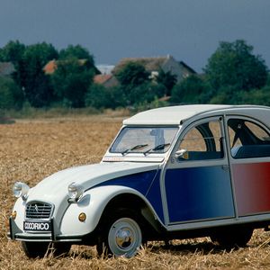 In Summe wurden zwischen Sommer 1949 und Mitte 1990 3.868.631 viertürige Limousinen und 1.246.335 Lieferwagen („Kastenente“, „Fourgonnette“) des 2CV hergestellt. 1.000 Exemplare enstanden als Sondermodell 2CV „Cocorico“, was auf Deutsch „Kikeriki“ heißt.(Bild:  Citroën)