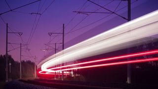 Die Daten werden unmittelbar vor Ort in einer Mobile Edge Cloud (MEC) verarbeitet, also in einem kleinen Rechenzentrum in direkter Nähe zur Mobilfunkstation. (Clipdealer)