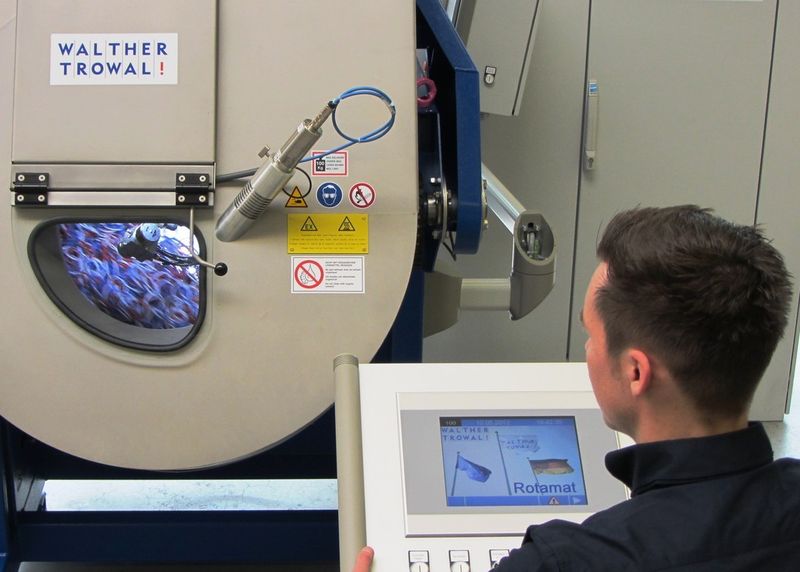 Die neue Steuerung des Rotamat R90C mit einem großen Display und übersichtlicher Menüführung ist sehr benutzerfreundlich. (Bild: Trowal)