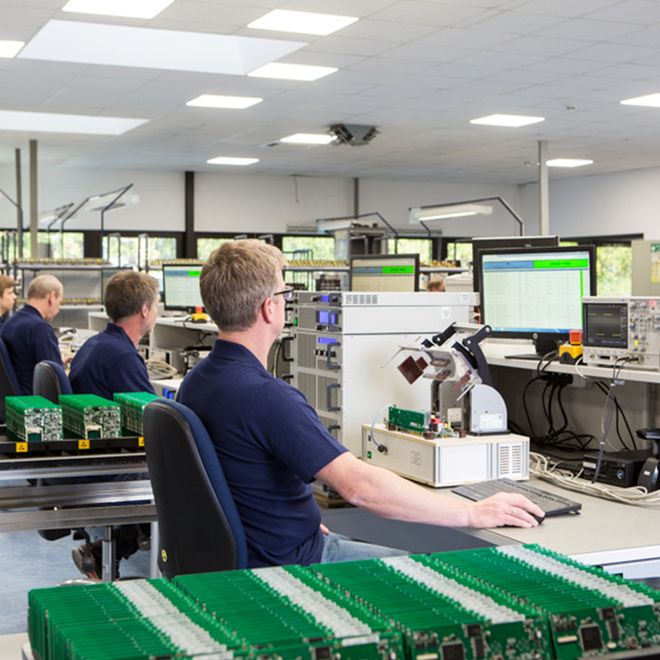 fertigung_baugruppen-pruefung_01.jpg (EA Elektro-Automatik GmbH & Co. KG)