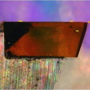 Bild 2: Der monokristalline Diamant wird unter Hochvakuum auf den HM-Träger gelötet.