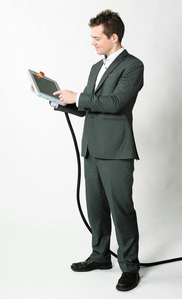 Chief Technology Officer Esben H. Østergaard mit dem Controller.  (Bild: Universal Robots)