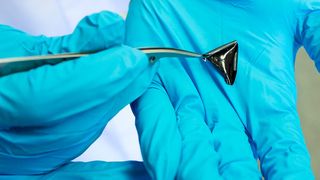 Supraleiterfolie: Die Saarbrücker Forscher haben Fasern mit supraleitenden Nanodrähten zu einem Stoff verwebt, der hauchfein, biegsam und flexibel wie Frischhaltefolie ist. (Oliver Dietze)