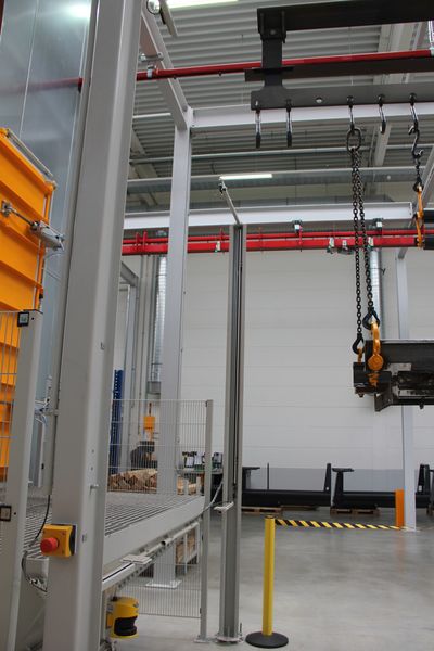 Automatisierte Werkstückerkennung vor dem Einfahren in die Strahlanlage. (Bild: Itasse)