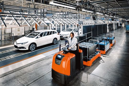 Toyota Material Handling bietet ein breites Sortiment an Schleppern und Anhängern für Routenzüge an und arbeitet an automatisierten Routenzügen mittels FTS. Toyota Material Handling bietet ein breites Sortiment an Schleppern und Anhängern für Routenzüge an und arbeitet an automatisierten Routenzügen mittels FTS.