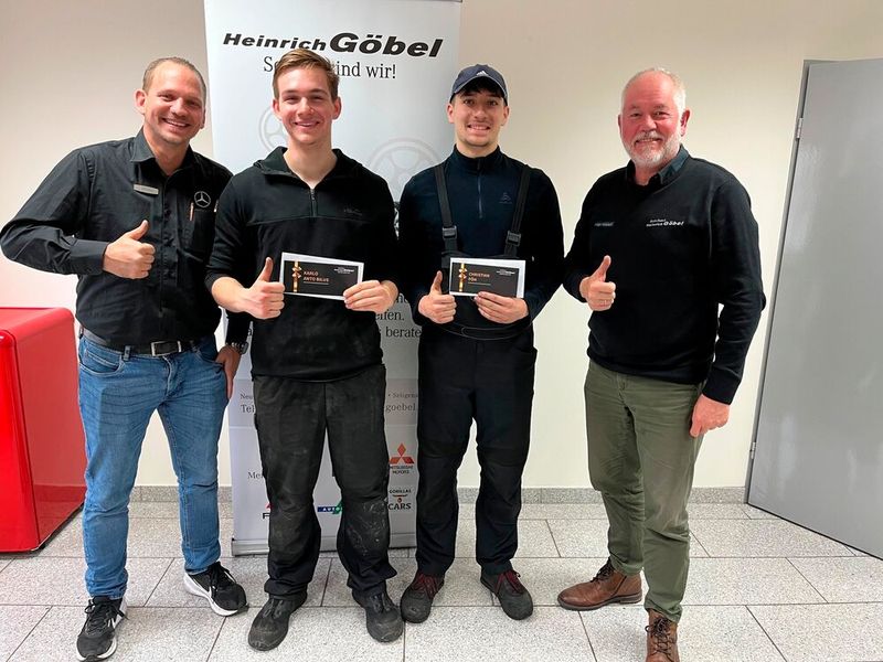 Doppelter Erfolg am Standort Kelkheim: Die beiden Kfz-Mechatroniker-Azubis Karlo Antonio Bilus und Christian Föh (Mitte) freuen sich sichtlich über ihre guten Berufsschulzeugnisse. Auch Werkstattleiter Hendrik Wächter (links) und Ausbildungskoordinator Holger Hunkel sind sehr zufrieden. (Bild: Autohaus Göbel)