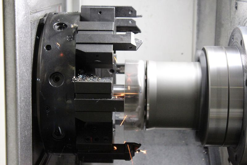 Eine Reibschweißanlage von Klaus Raiser bei der Fügearbeit. Der Werkstoff der Fügepartner wird, auch im Falle von unterschiedlichen Schmelzunkten, so weich, dass sich die Kontaktzonen fest verbinden, obowohl die Schmelztemperatur(en) beim Reibschweißen nicht erreicht wird respektive werden.  (Bild: Klaus Raiser)