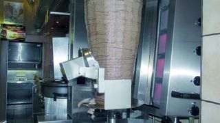 Einfacher geht’s nicht: Die automatische Schneideanlage, der ‚Döner-Roboter’, wird nach Ansicht von Alkadur RobotSystems sicherlich weltweit Furore machen. Bilder: igus (Archiv: Vogel Business Media)