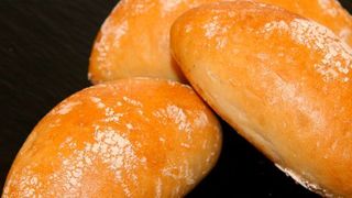 Industriell gefertigte Brötchen werden von Maschinen produziert, die neuerdings auf Feldbus-Positionierantriebe setzen. (gemeinfrei)