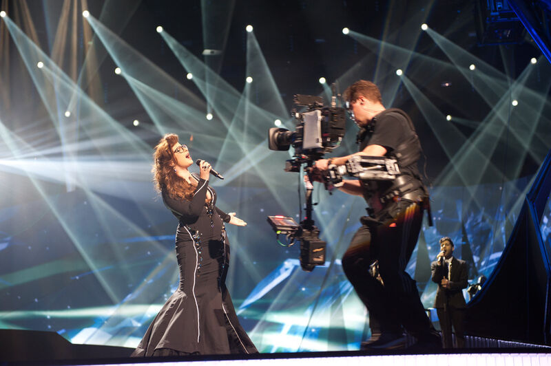 Kamermann mit einer Steady-Cam bei den Proben der israelischen Künstler (Eurovision Song Contest)