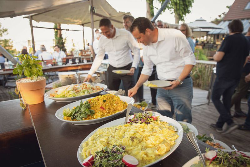 Anwenderkongress Steckverbinder 2023: Die Abendveranstaltung am Dienstag auf dem Nikolaushof mit Blick über Würzburg. (Bild: Stefan Bausewein)