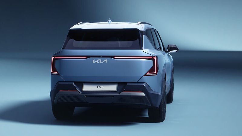 Ebenfalls raumgreifend und markant sind die Rückleuchten des Koreaners. (Bild: Kia)