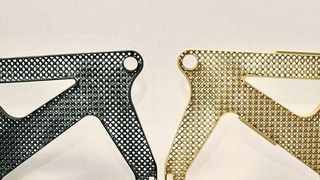 Autodesk hat im Pier 9 Technologiezentrum in San Francisco einen generativ gestalteten Leichtbau-Sitzrahmen für Verkehrsflugzeuge entwickelt. Das Projekt vereint klassische Fertigungsmethoden und modernen Technologien wie generatives Design und industriellen 3D-Druck.  (Autodesk)