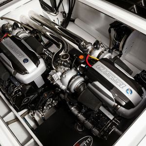 ... mit den 3.100 PS aus zwei Mercury Racing Motoren deutlich stärker motorisert. Dafür ist das Boot mit 225 km/h Spitze nicht so schnell wie der One.(Bild:  Daimler)