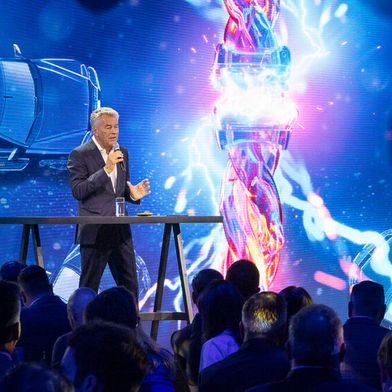 Messechef Detlef Braun gab am Dienstag den offiziellen Startschuss zur Automechanika 2026. (Bild: Messe Frankfurt )