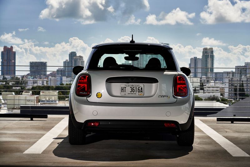 Der Mini Cooper SE ist mit 32.500 Euro kein Schnäppchen. (Mini)