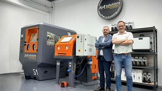 Mit der AM-Solutions-Strahlanlage S1 konnte der spanische 3D-Druck-Spezialist Aitiip Technology Center seinen Nacharbeitsaufwand einstmals mehreren Stunden auf rund 30 Minuten verringern. Lesen Sie hier, welche Vorteil das automatische Post Processing noch bringt. (Bild: AM Solutions)
