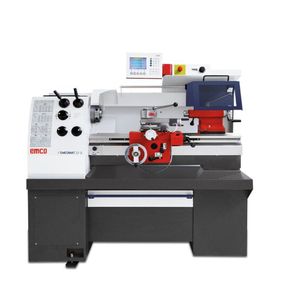 L'Emcomat 17D impressionne par sa convivialité et son ergonomie exceptionnelles. Il dispose d'un écran numérique à 3 axes et offre une vitesse de coupe constante ainsi qu'un réglage progressif de la vitesse.(Source :  EMCO GmbH)