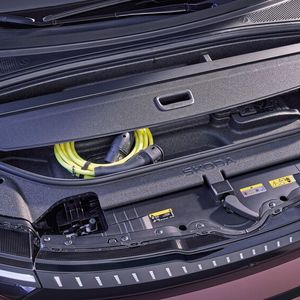 Unter der Motorhaube finden das Ladekabel und diverser Kleinkram Platz. Der Frunk gehört in die Kategorie „Simply Clever“.(Bild:  Skoda)