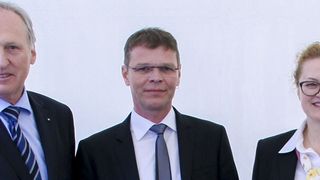 Elke Eckstein (rechts), Vorstand Operations bei Weidmüller, und Dr. Otmar Zorn (links), Geschäftsführer von Iskra Zašcite übergeben dem Werksleiter Matjaž Milharcic den symbolischen Schlüssel zur neuen gemeinsamen Produktionsstätte in Logatec, Slowenien. (Weidmüller)
