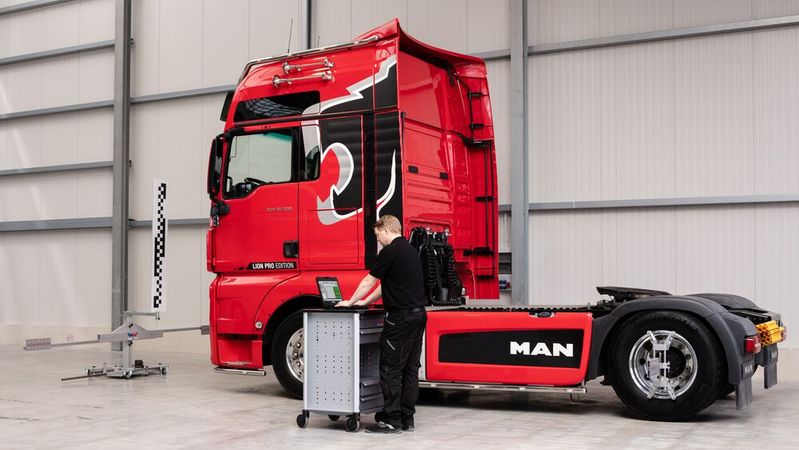 Das W.Easy-ADAS-Calibration-Kit können Werkstätten bedarfsgerecht zusammenstellen. Das Paket umfasst Kalibriertafeln für MAN/Scania bzw. Volvo/Renault sowie weitere Hardwarekomponenten.(Bild:  Wabco-Würth)