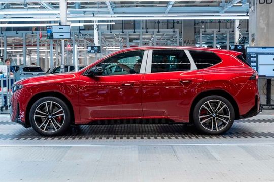 Bremse China! BMW muss einen Gewinneinbruch erleiden, was das zweite Quartal betrifft. Und jüngst wurde darüber informiert, dass rund 8.000 Stellen weltweit gestrichen werden sollen. Eine Schlankeitskur und neue Modelle, wie hier der iX3, sollen das Ruder herumreißen ...(Bild:  BMW)